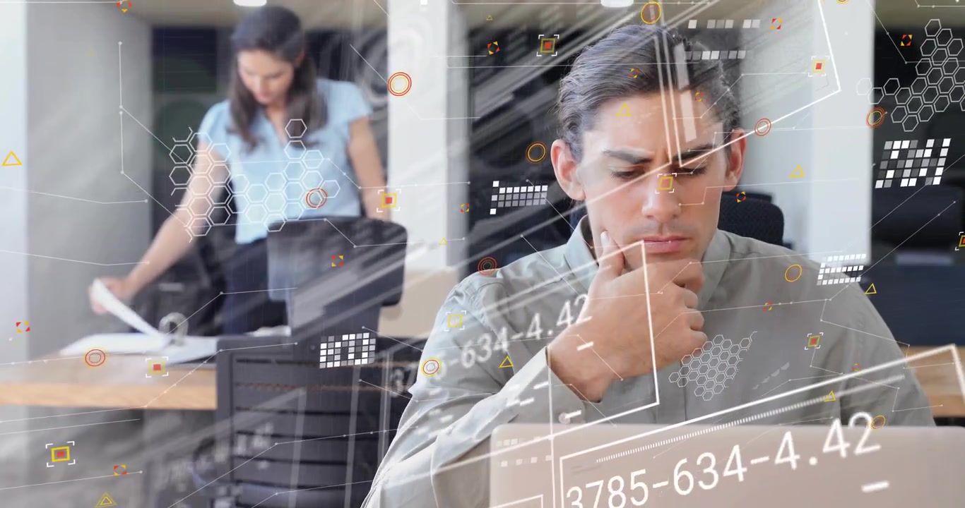 Sobreposições de dados com pings, analista rolando o laptop enquanto assistente organiza papéis atualizando um arquivo.