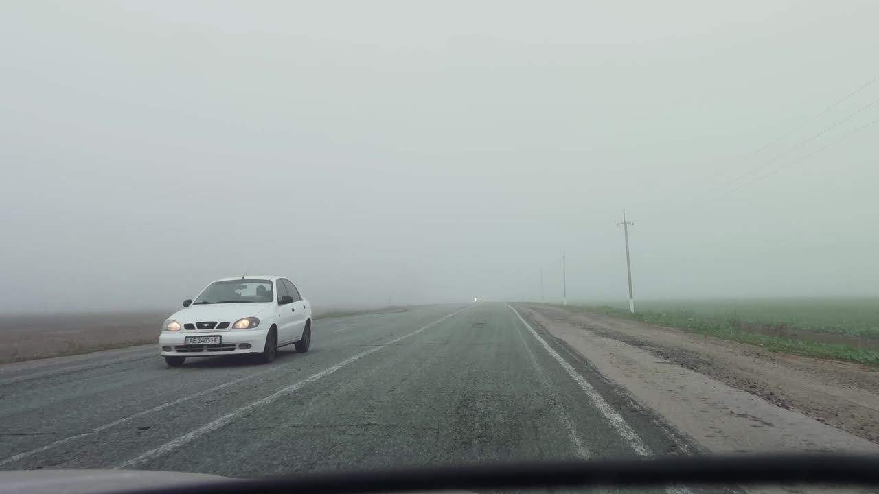 안개가 많은 도로와 도로 표시. 수평 이미지. 시야가 좋지 않습니다.