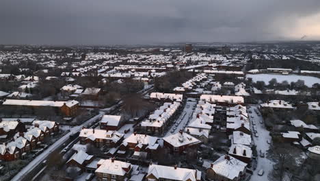foto aérea de casas cubiertas de nieve en el noreste de inglaterra, newcastle upon tyne al amanecer