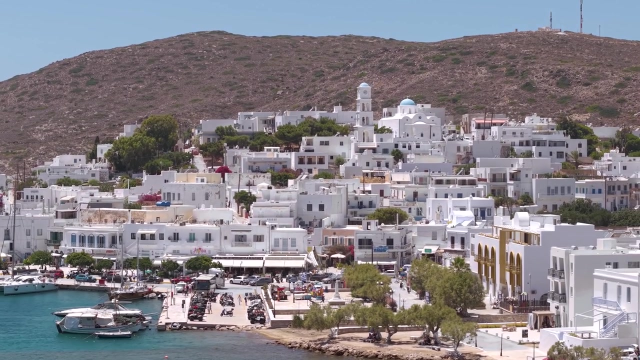 Vista aerea orbitale sul mare della città portuale di Adamantas, Milos, Grecia