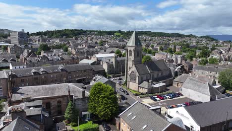 Toma-De-Drones-De-Gaviotas-Volando-Sobre-El-Centro-De-Greenock,-Escocia,-Reino-Unido,-Antiguas-Iglesias-Y-Edificios-En-Un-Día-Soleado-A-60-Fps.