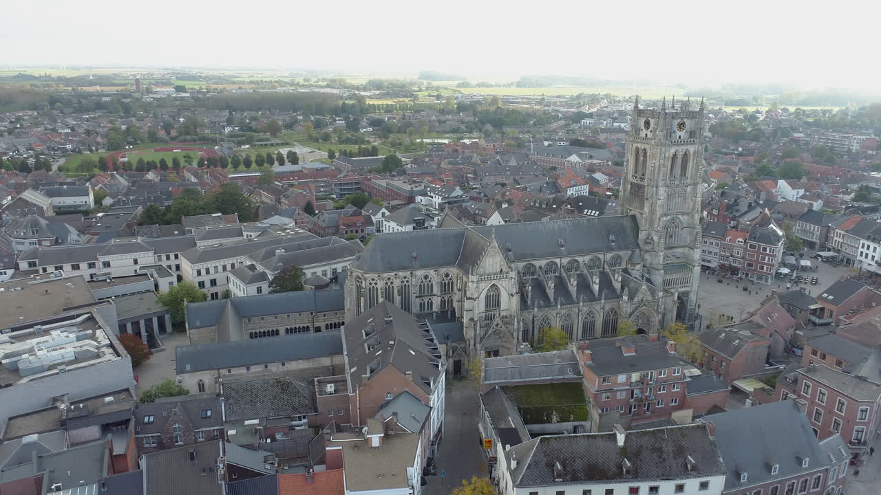 basiliek tongeren - vista aérea de la basílica de nuestra señora y el paisaje urbano de tongeren en bélgica