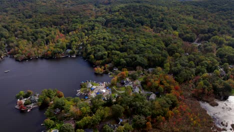 Una-Vista-A-Gran-Altitud-Sobre-El-Lago-Oscawana-En-Nueva-York-Durante-La-Temporada-De-Otoño-En-Un-Día-Nublado