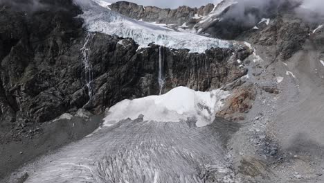 Vista-Cinematográfica-Del-Glaciar-Fellaria-Con-Cascada-Y-Montañas-Rocosas-Al-Fondo,-Valmalenco-En-Italia.