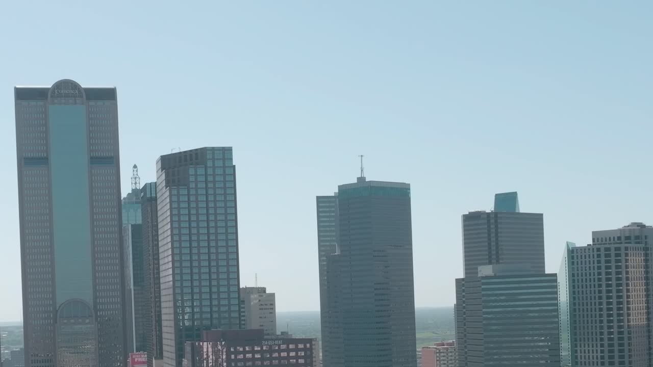 Visão da área central de Dallas, no Texas, de cima, com céu limpo