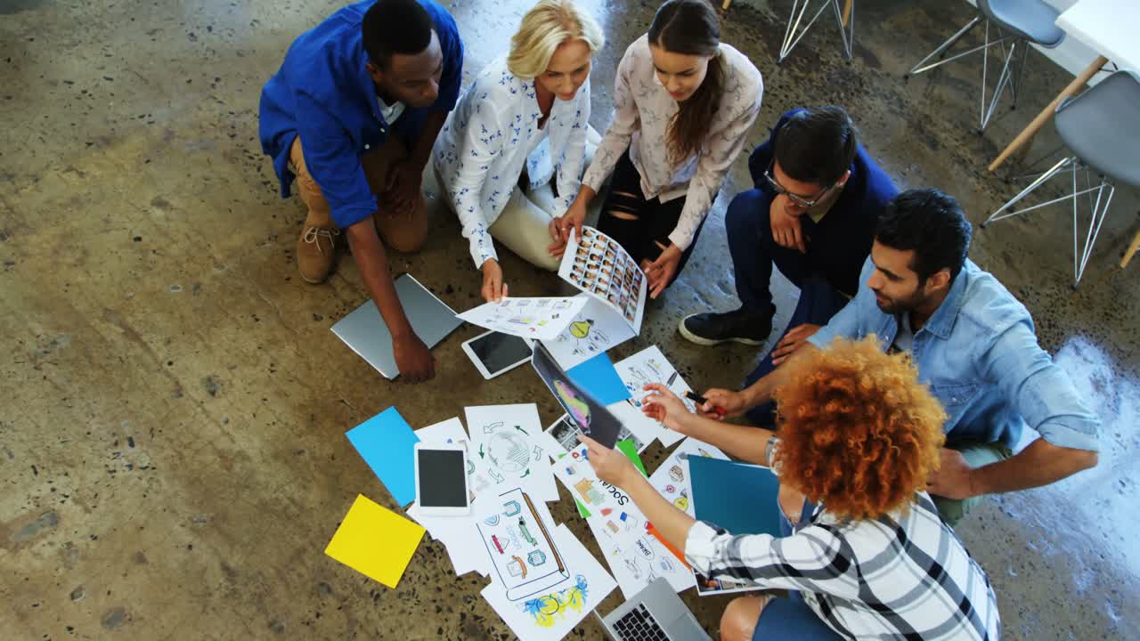 Equipo de ejecutivos discutiendo sobre un documento en la reunión.