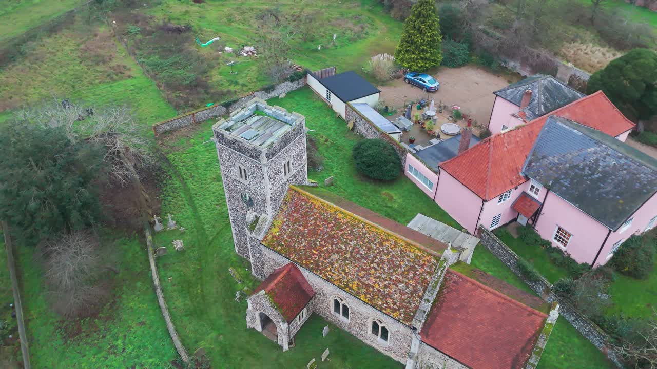 Ilmakuva kirkosta ja vehreydestä Great Livermeressä, Länsi-Suffolkissa, Iso-Britanniassa