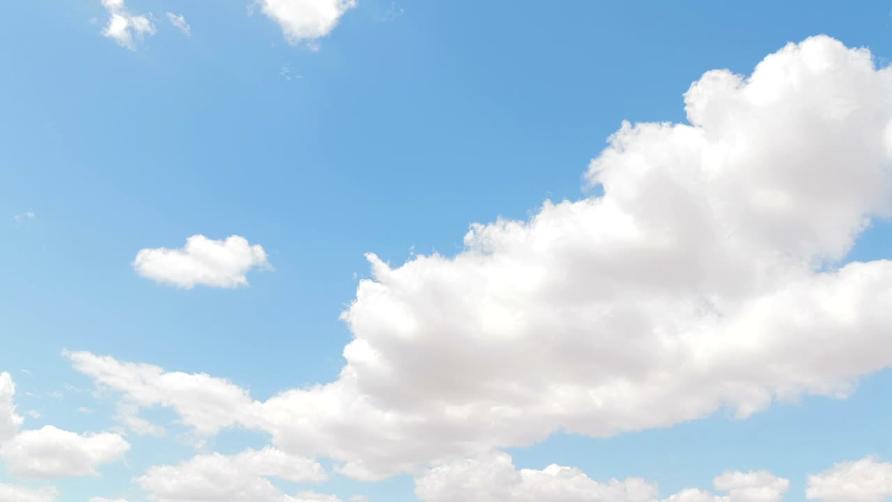 푸른 하늘 위의 하 구름의 루프 시간 스 움직임, 자유