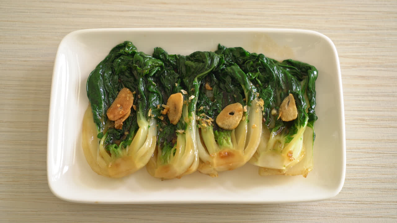 굴 소스와 마늘을 곁들인 아기 배추 - 아시아 음식 스타일