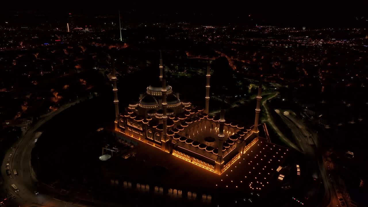 Ripresa fluida con drone della Moschea Grande di Camlica, scena notturna a Istanbul