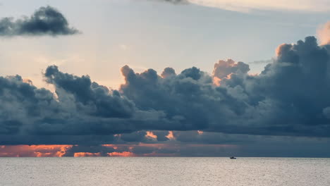 Lapso-De-Tiempo,-Hermoso-Paisaje-De-Nubes-Al-Atardecer-En-El-Océano-Que-Se-Convierte-En-Una-Ominosa-Oscuridad-Negra