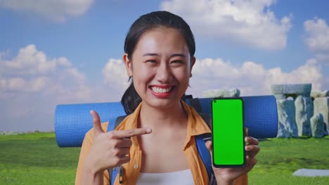 mujer con mochila y teléfono de pantalla verde