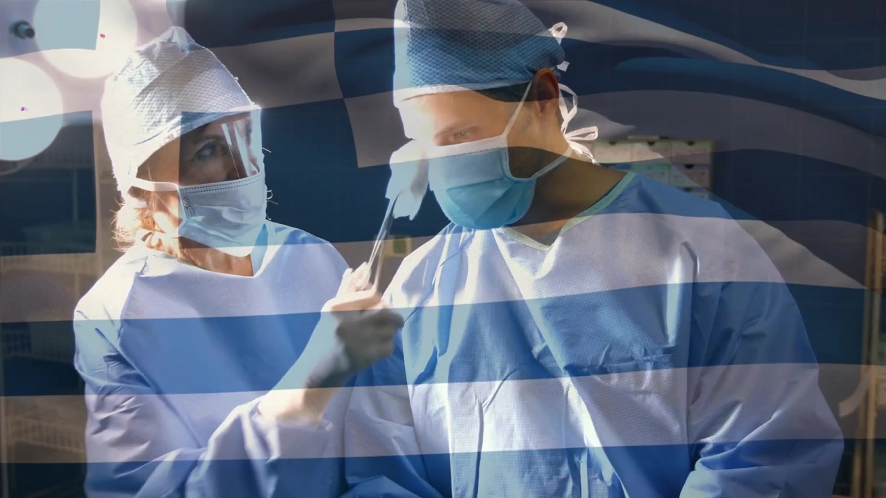 Chirurghi che eseguono un'operazione in ospedale con sovrapposizione della bandiera greca