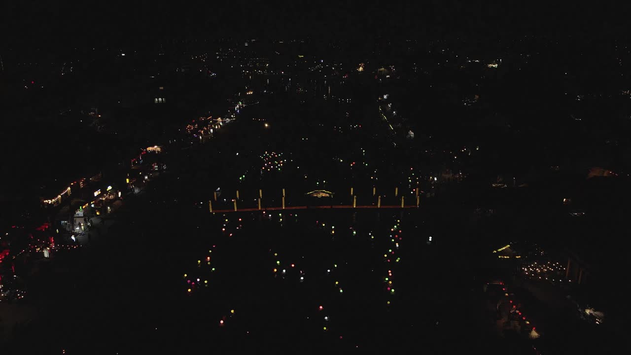 어두운 밤의 강 도시 공중: 컬러 조명이 훨씬 아래로 이동, 패턴