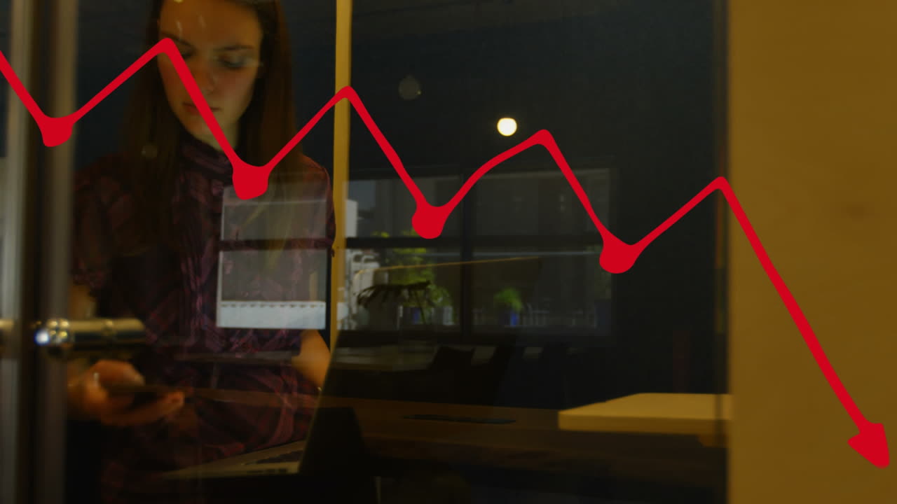 Animazione di grafico su donna d'affari caucasica in ufficio
