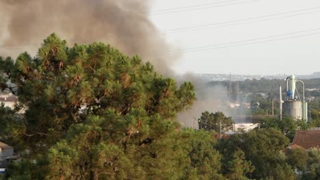 Humo-Oscuro-Del-Incendio-Urbano-En-La-Fábrica-De-Corcho-Seixal,-Portugal