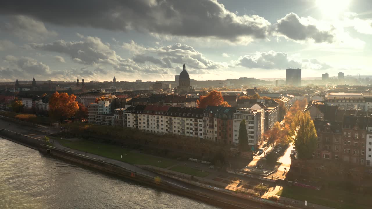 reveladora toma de drones de mainz, la ciudad de la vacuna biontech contra corona covid 19 en alemania desde una vista aérea en luz dorada de otoño y cielo dramático