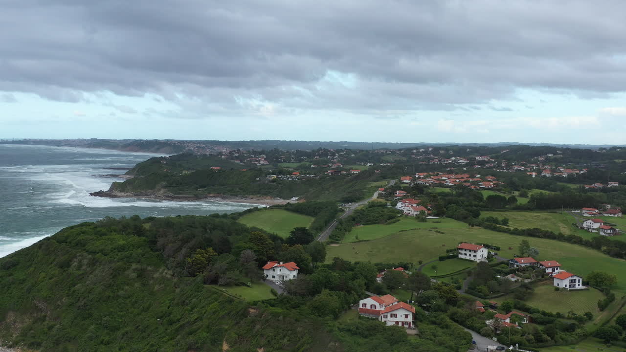 Barsk kystlinje ved Biscayabugten, Bayonne-distriktet, luftfoto, grønne haver