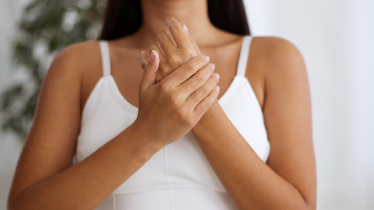 mujer aplicando loción en sus manos