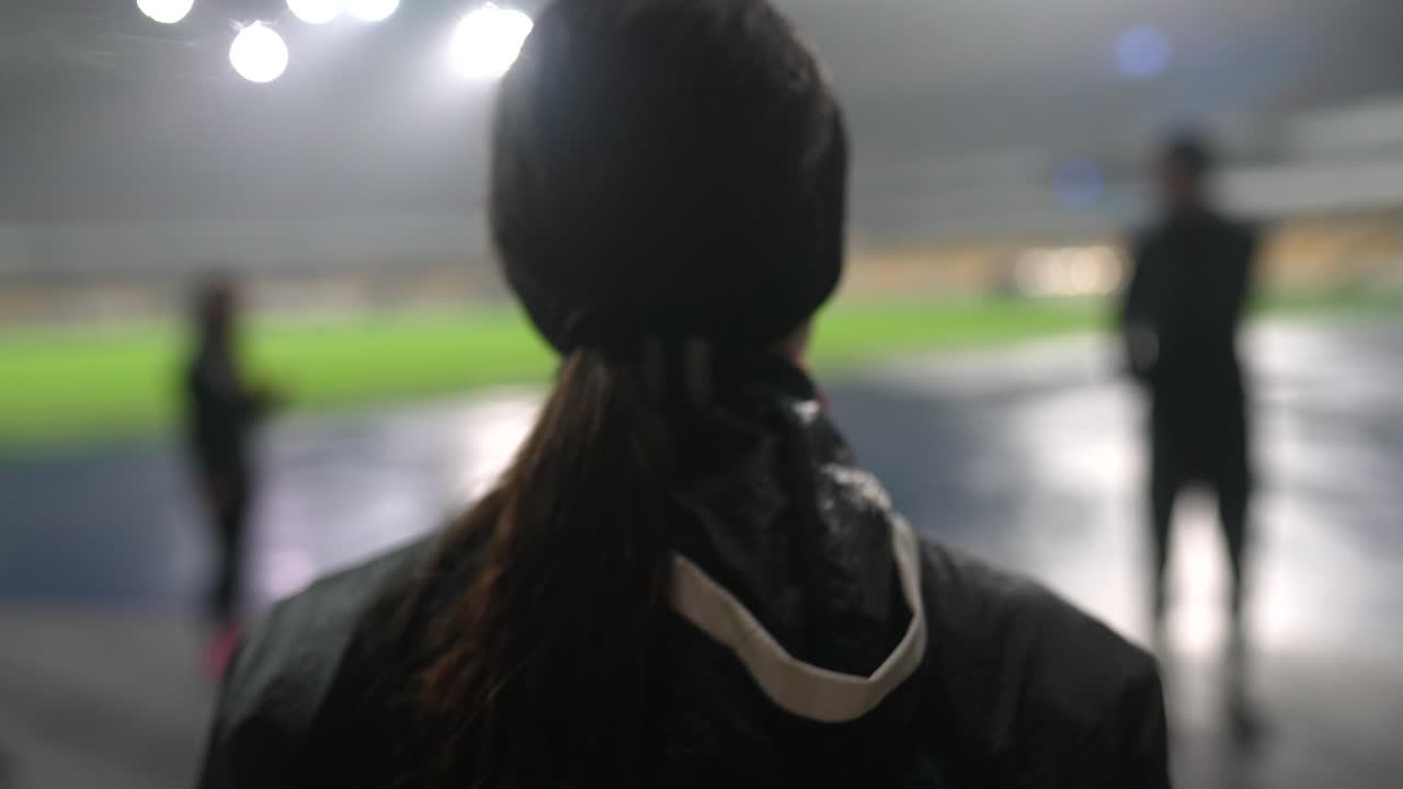 밤 에 스포츠 경기장 에 있는 사람 들