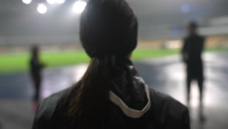 gente en un estadio deportivo por la noche