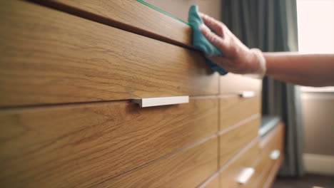 la criada realiza sus tareas de manera eficiente, ordenando la habitación del hotel con precisión y cuidado, limpiando y limpiando todo en una habitación de hotel