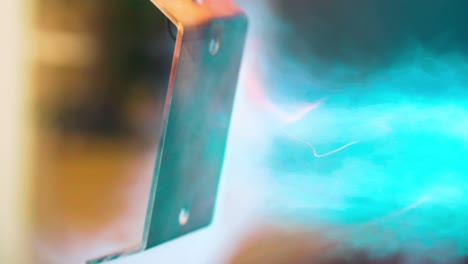 encendiendo un gran soplete de gas con llama caliente azul para calentar el metal