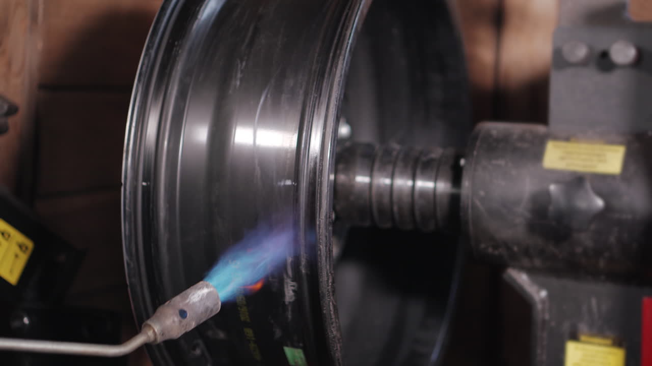 soldadura de un borde de la rueda de un automóvil