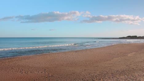 hermoso paisaje marino pacífico al amanecer. playa sin nadie
