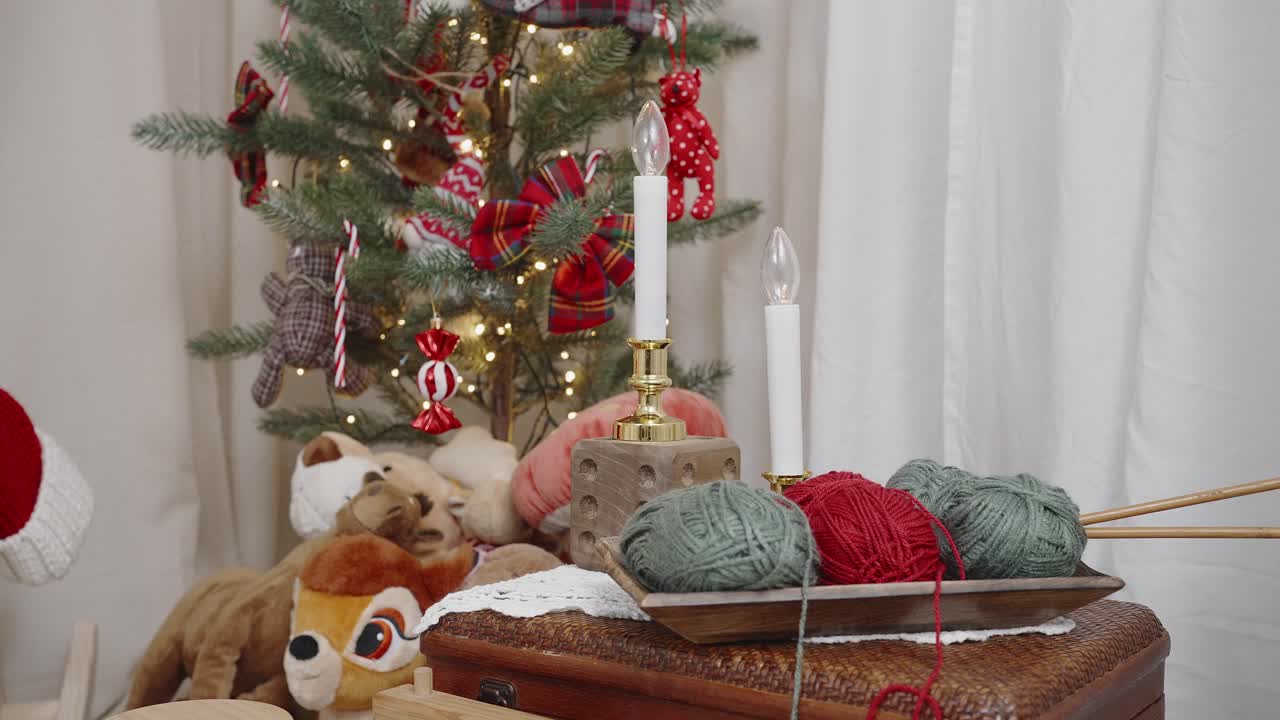 acogedor rincón de navidad con árbol festivo y configuración de tejer