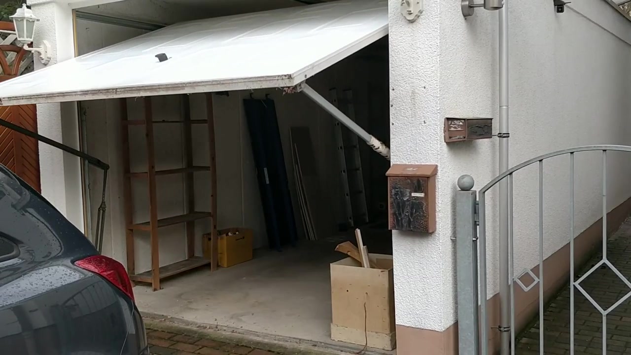 Com a porta da garagem fechando com carro na frente