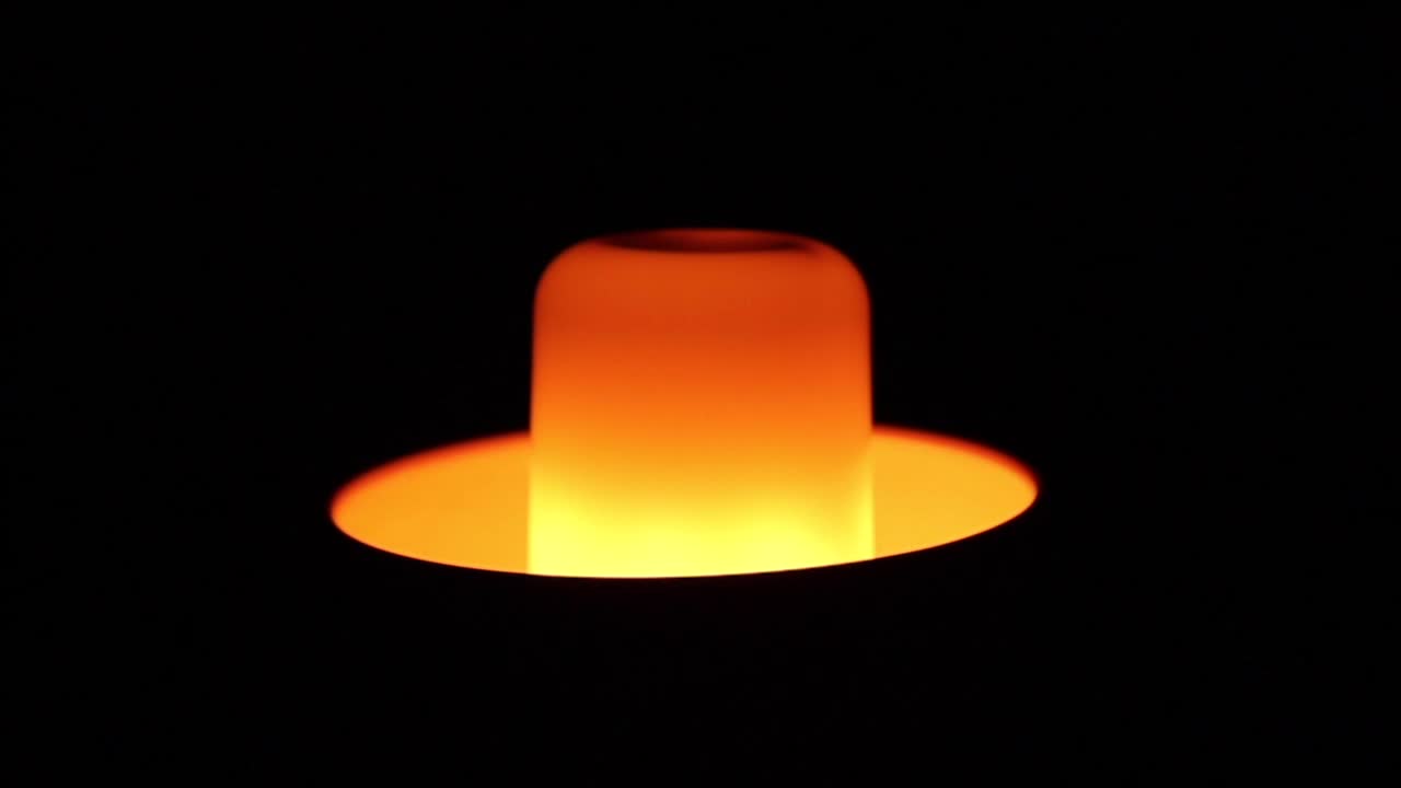 어둠 속에서 빛나는 불꽃 전구 빛