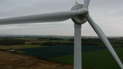 Disparo-Descendente-Lento-Frente-A-La-Turbina-Eólica-Giratoria