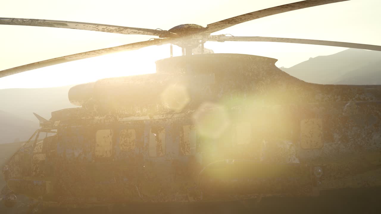 viejo helicóptero militar oxidado en el desierto al atardecer