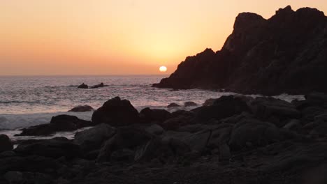 Schöner-Sonnenuntergang-Am-Strand-Mit-Wellenabsturz