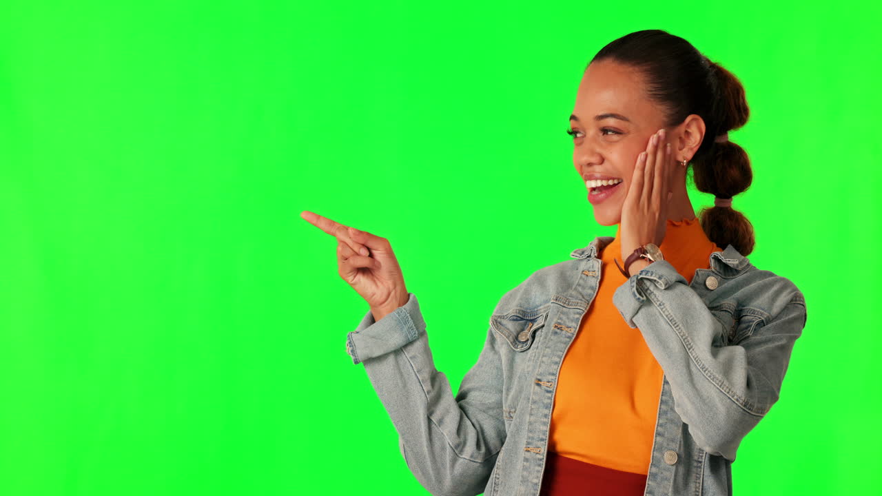 Greenscreen, smil og overrasket kvinde