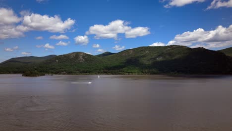 Un-Lapso-De-Tiempo-Aéreo-Del-Hermoso-Paisaje-Del-Parque-Conmemorativo-Donahue-En-Un-Día-Soleado