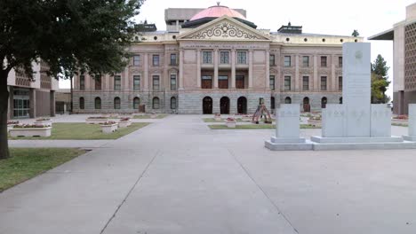 Edificio-Del-Capitolio-Del-Estado-De-Arizona-En-Phoenix,-Arizona,-Con-Vista-Cercana-Inclinada-Hacia-Arriba