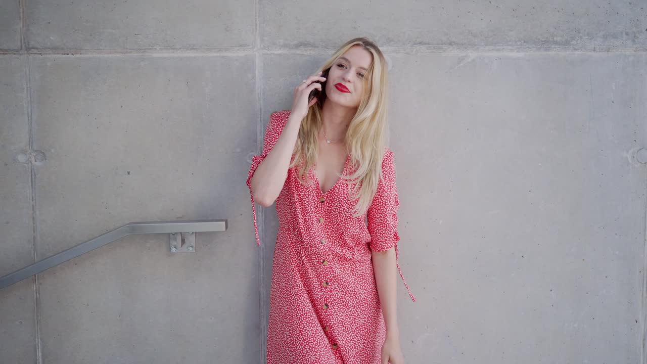 전화 통화하는 여자