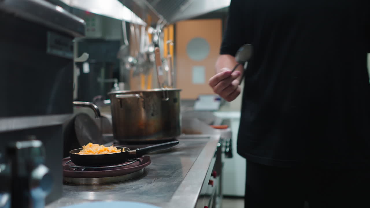 chef preparando comida en una cocina comercial
