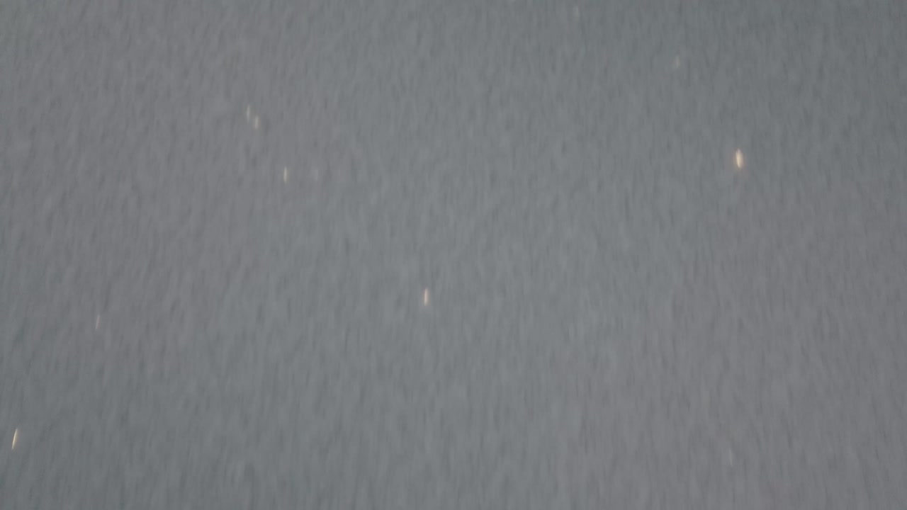 toma aérea de drones del salar de uyuni en bolivia con reflejo