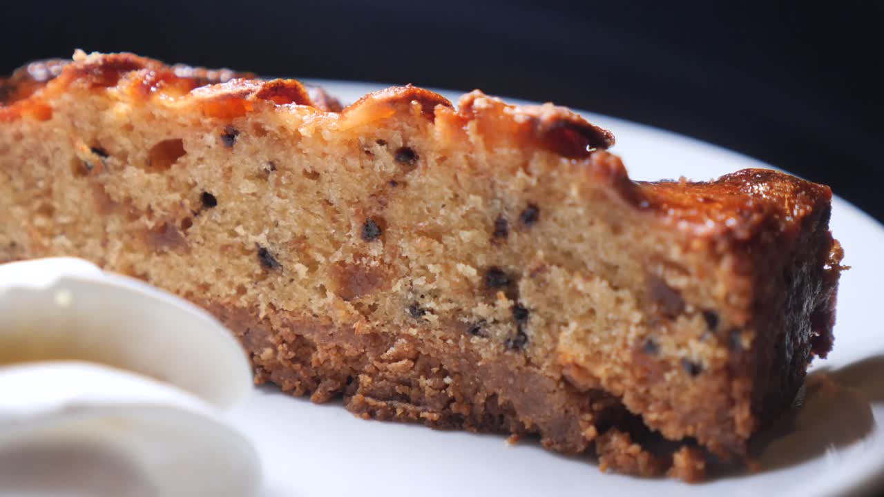 Close-up de uma Fatia Deliciosa de Bolo com Creme