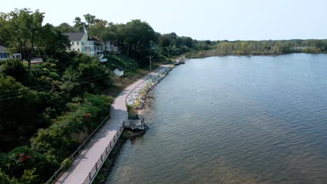 一对骑自行车的人在夏季的日子里沿着 muskegon 湖追踪