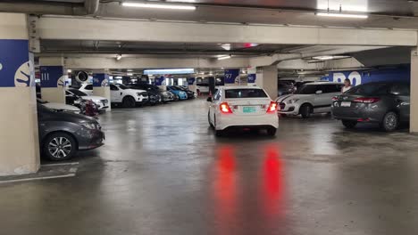 estacionamiento subterráneo con automóviles