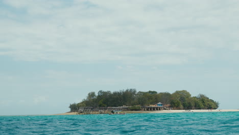 Ruhige-Aussicht-Auf-Die-Gefängnisinsel-Sansibar-Mit-Klarem,-Blauem-Wasser
