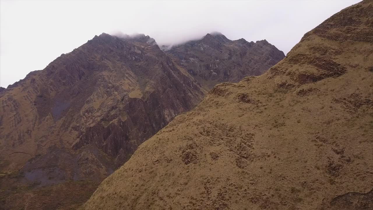 montañas secas y áridas en los andes peruanos