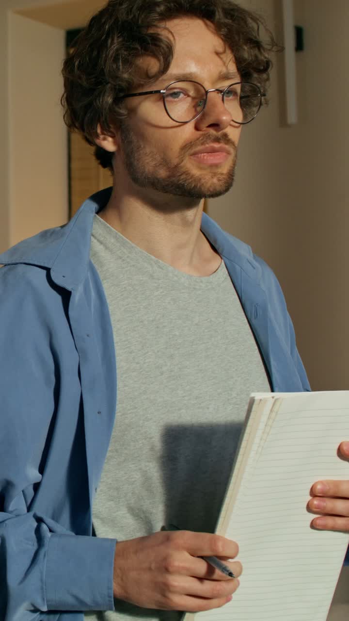 hombre tomando notas en casa