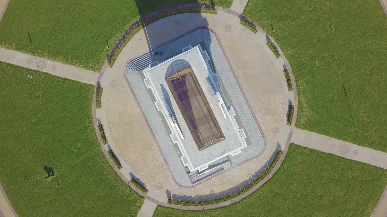 드론 카메라는 도시 거리의 원형 교통 고리를 돌고 있습니다.