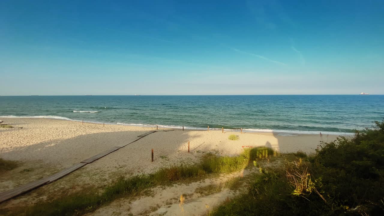 olas al atardecer en la playa clara