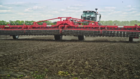 Landwirtschaftliche-Maschinen.-Landmaschinen.-Landwirtschaft.-Landwirtschaftliches-Feld